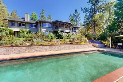 Image de Cozy retreat with pool, hot tub, basketball court, wood fireplace, & gas grill