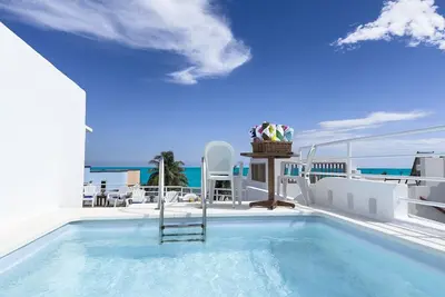 Image de Lovely 5 bedroom home steps away from the beach