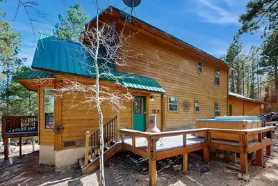 Image de Tranquil cabin getaway with private hot tub, fire pit, deck, fireplace, & W/D