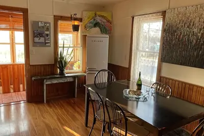 Image de L'Atelier du Peintre; idéal pour cyclistes et amateurs d'art au coeur d'Eastman.