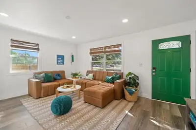 Image de Close to the beach! Gulfport 2bd/1ba King Bed Oasis, close to it all in St Pete