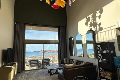 Image de Luxury Tranquil Two Bedroom Penthouse Condo with Mountain and Sea Views.