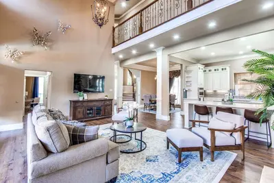 Image de Plano Luxury with Pool, Theater Room, & Game Room