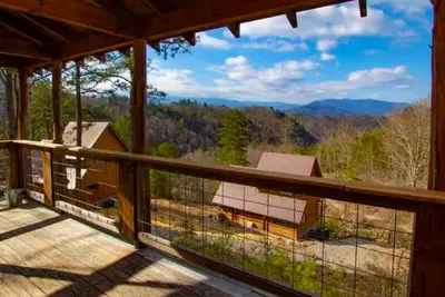 Image de Pop's Perch (2-Bedroom Cabin) - Pets Allowed by RedAwning