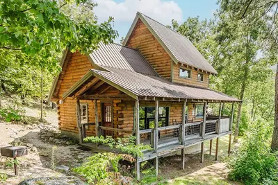 Image de Hunter's Hideaway (2-Bedroom Cabin) with Mountain view - Pets Allowed by RedAwning