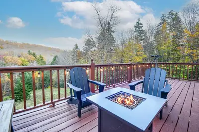 Image de New Renovated Ski Chalet on the River with a Hottub