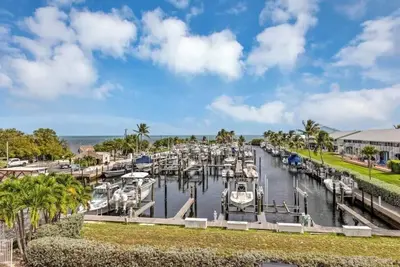 Image de Beautiful condo with amazing Ocean, Marina & Beach views!