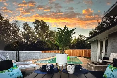 Image de Come relax in this Mid century masterpiece! 30 day extended Stays only
