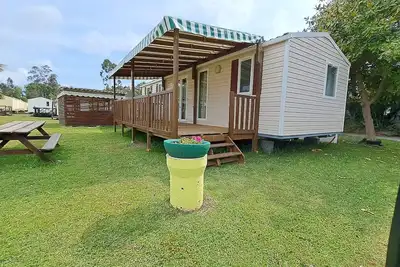 Image de Chalet 'Bungalow T3 V - 15 Min de Nazaré' avec piscine partagée, terrasse privée et climatisation.