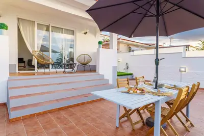 Image de Villa de vacances 'Iris 8 House' avec vue sur la mer, terrasse privée et Wi-Fi