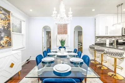 Image de 2 Story Oasis: 30+Days + Large Yard\/Pet Friendly