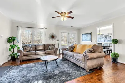 Image de Family Sized Home sleeps 12 w/ king bed, near hospitals huge fenced yard