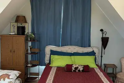Image de \nThe Birch…Beautiful…Private…Cottage…loft…great for two…can sleep 5. Surprises