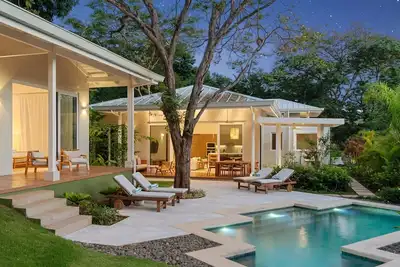 Image de Charming downtown house with Pool, casita & Lush Backyard, 3 Minutes from the Beach