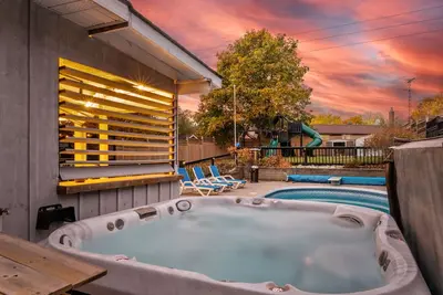 Image de 4 Bedroom Home with Hot Tub, Pool, Bbq and Backyard Oasis