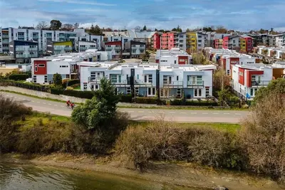 Image de Townhome in vibrant community with all amenities in walking or biking distance.