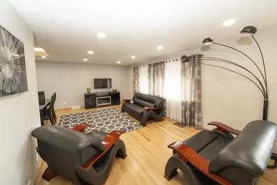 Image de Central Location, Quiet Family Home, Private Yard