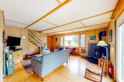 Image de Dog-friendly ocean-view duplex with wood stoves, decks, grills, kitchens, ACs