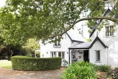 Image de Luxury Designer Country Cottage Escape